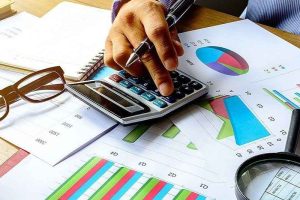 حسابرس کیست و چه خدماتی ارائه میدهد حسابرسی یکی از بخشهای مهم و ضروری در دنیای مالی و کسبوکار است. حسابرس فردی متخصص و آگاه به مسائل مالی است که وظیفه بررسی و تحلیل دقیق صورتهای مالی یک مجموعه را بر عهده دارد.